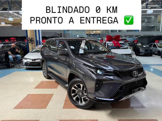 TOYOTA HILUX SW4 2.8 D-4D TURBO DIESEL SRX PLATINUM 7L 4X4 AUTOMÁTICO